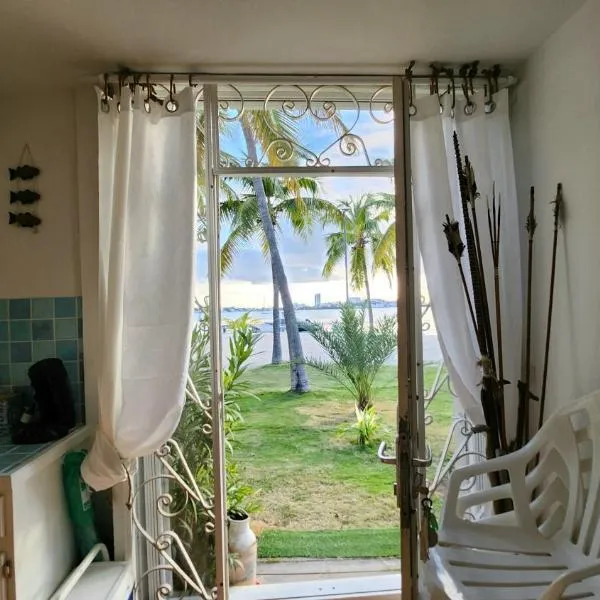 Bamboo on the beach - Spacious beachfront studio, hotel v destinaci Baie Nettle