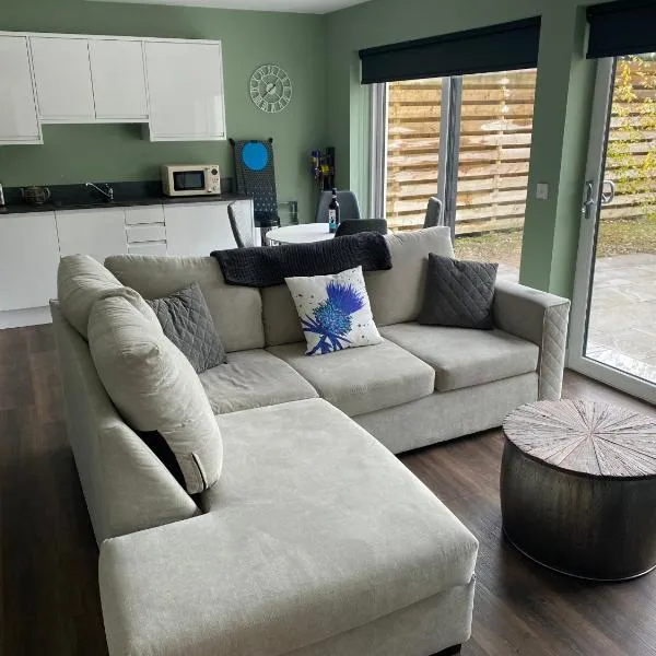 Contemporary 2 Bedroom En-suite Ground Floor Flat with Free Parking, hotel in Nairn