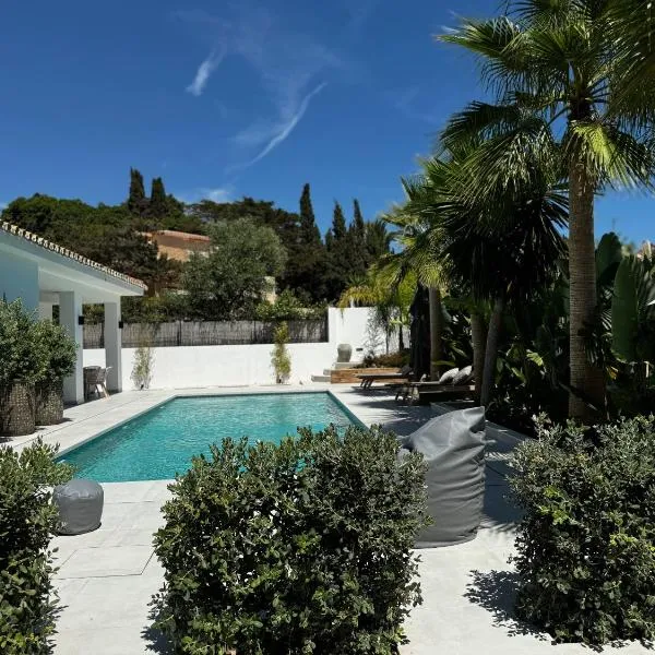 Marbella Bliss - Serenity 4-Bedroom VILLA with Exclisive HEATED Private POOL & Jacuzzi, Tropical Garden, Marbesa - Steps from the Cabopino Beach, хотел в Марбея