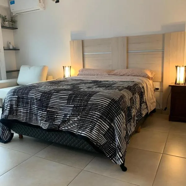 MONOAMBIENTE 2 o 3 personas, hotel in Saladillo