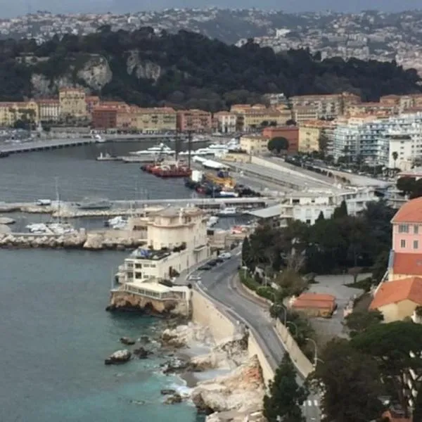 Nice port bel appartement au calme 2 chambres clim balnéo option parking privé max 4 personnes, hotell Nice’is