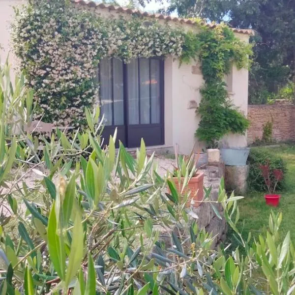 Gite LA DEPENDANCE, hotel v destinácii Le Cailar