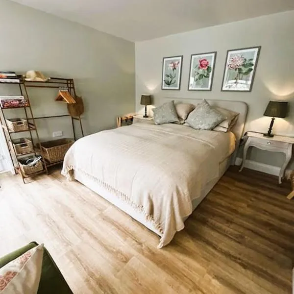 Little Pear Tree Studio, hotel in Stock