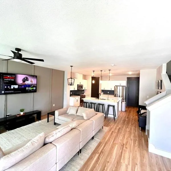 Loop, New Luxurious Large 3BR House, Sleeps 9 with Free Parking, hotel v destinaci Princeton