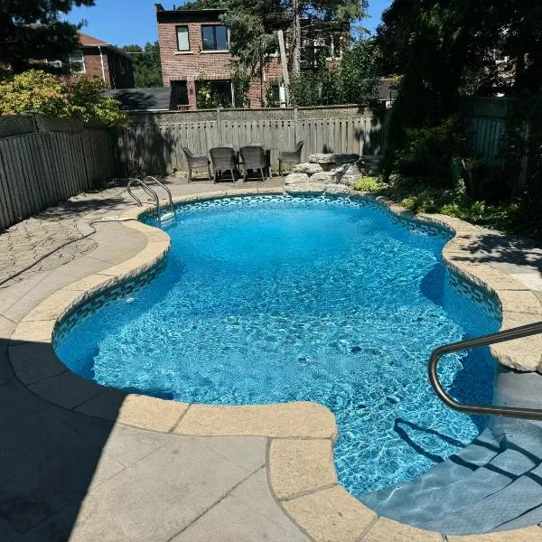 Leaside Rental with Great Backyard & Pool, hotel v destinaci Toronto