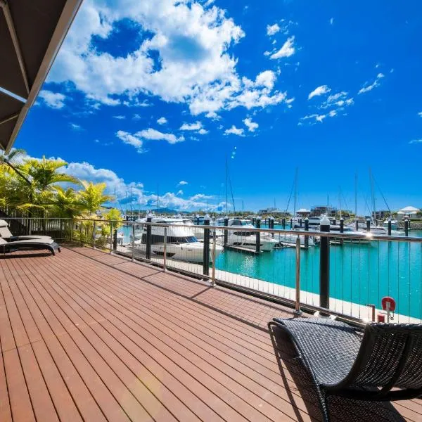 Airlie Beach Marina-Front Luxury at 10 The Cove, hotel v destinaci Airlie Beach