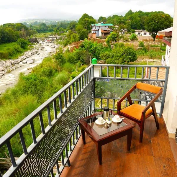 Aachman River and Valley View Resort Dharamshala - A riverside resort with balcony view, hotel v destinaci Dharamsala