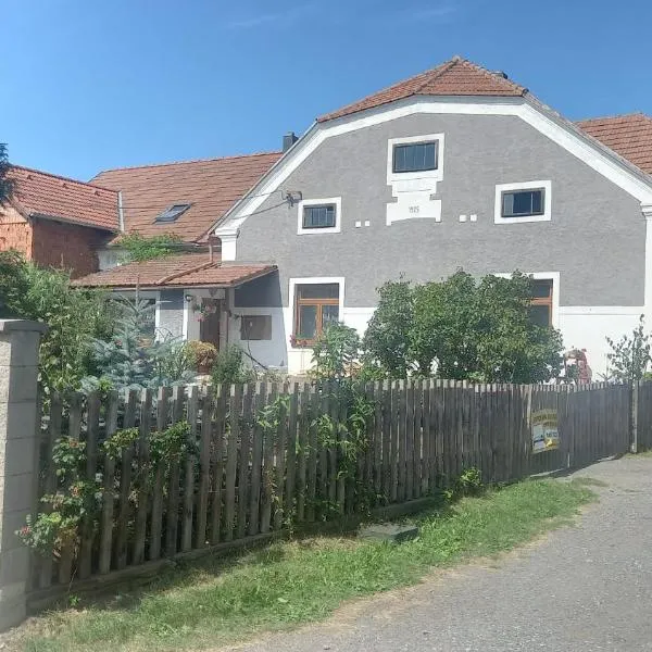Statek u Sýkorky, hotel v destinaci Ostrov