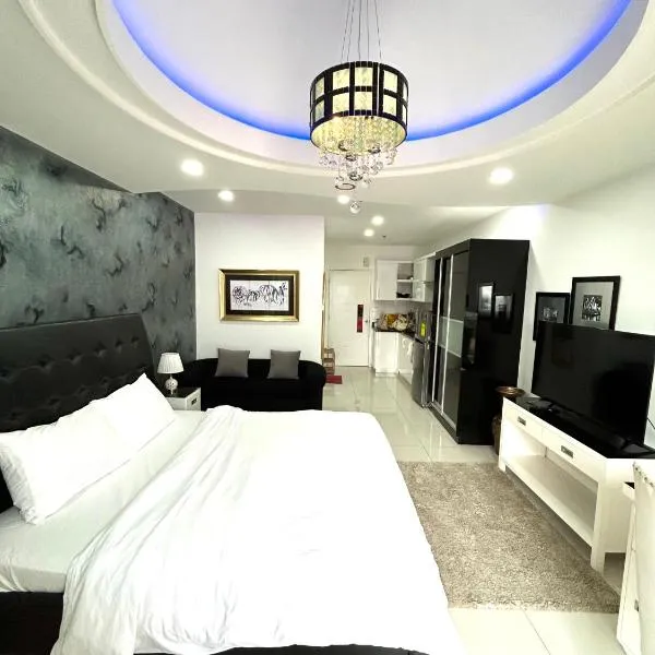 Deluxe room with king bed and Balcony at Kandi Palace, hotel v destinaci Angeles