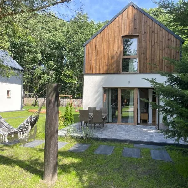 DOMKI HOLIDAY PARK Białogóra, hotel in Białogóra