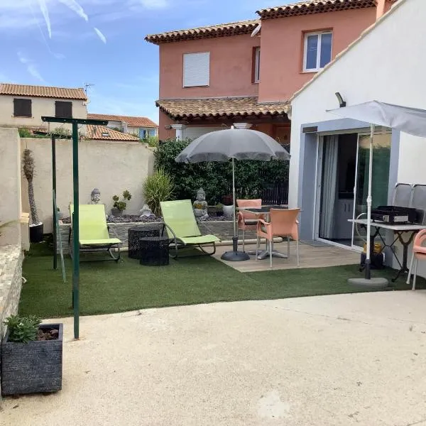 studio avec jardinet – hotel w mieście Six-Fours-les-Plages