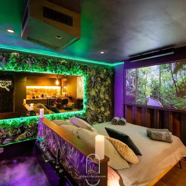 Jungle Love Room Balnéo/cinéma By HC, hotel v destinaci Hyères