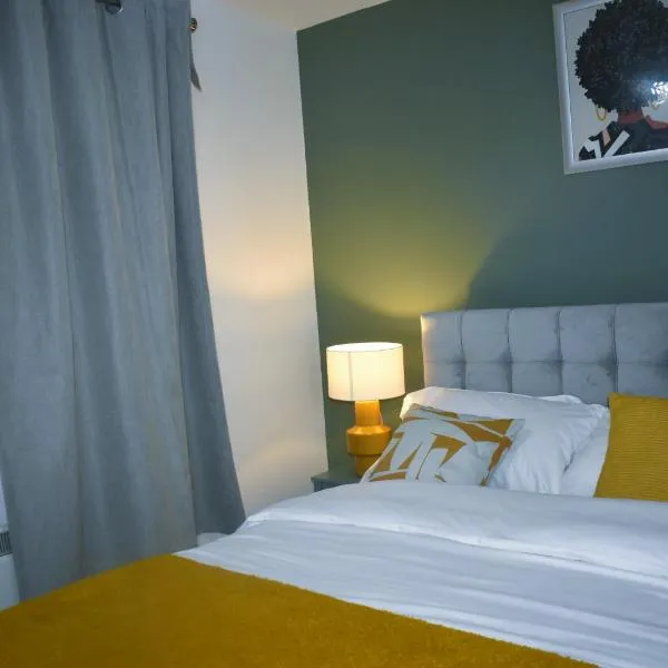 Luxury 2 bed House with 3 beds,3 Free Parking lot in Dartford Near Town Centre, Adjacent Bus Stop, Train Station, Bluewater Mall, 25mins to London City Airport,20 miles from Central London, hotel v destinaci Dartford