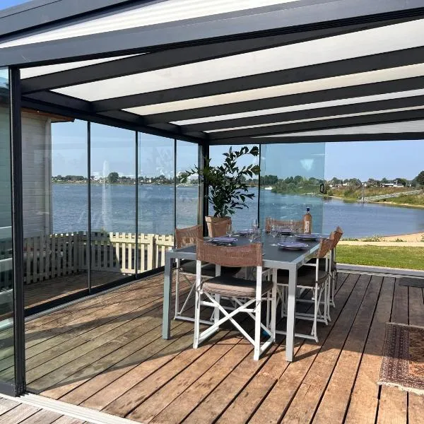 Luxe chalet direct aan het water met strand, hotel v destinaci Lith