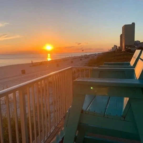 COUPLES GETAWAY, HONEYMOON SWEET, Perfectly Cozy Beach Front Condo with kitchen, pool, free parking,CHECK-IN AT DOOR, hotel in Panama City Beach