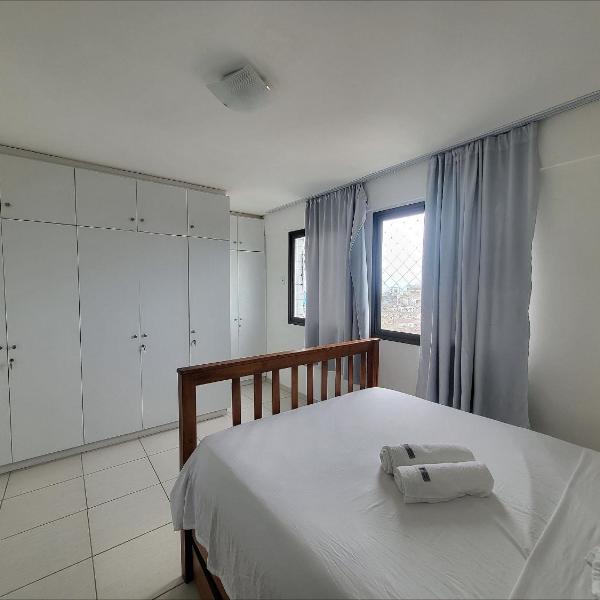 Confortável apartamento com 2 quartos, sendo um suíte, varanda, ampla sala, cozinha área de serviço e banheiro social - Foto 2