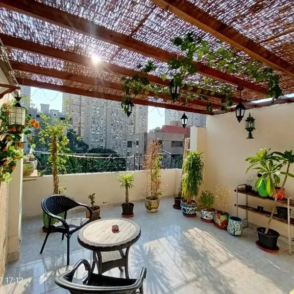 Lovely & Calm Rooftop in Maadi 5 min from the Nile, hotel in Cairo