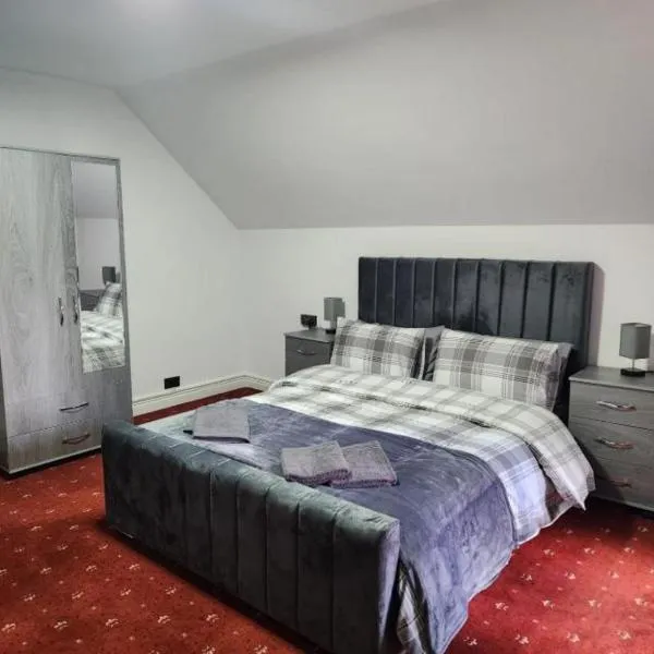 Rainsough Cottage Guest House - Shared Bathroom - Free Parking & WiFi, hotel in Manchester