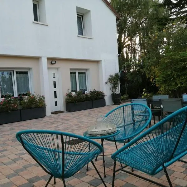 Gîte coté Jardin, hotel v destinaci Isles-sur-Suippe