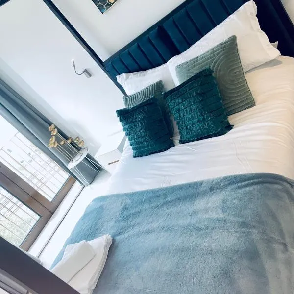 Superior Large Suite Luxury Living City Apartment, 2 Kingsize Bedrooms Business Suite - Free WiFi, hotel in Saint Albans