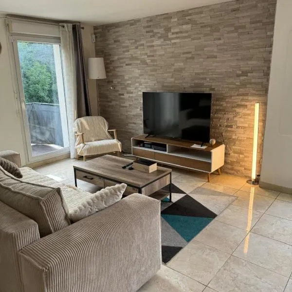 Appartement duplex T3 avec box - Paris - La Défense - Airport CDG - Parc des expositions - Stade de France - Disney - Astérix - Val D Europe, hotel in Villepinte