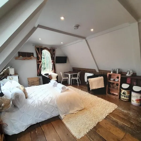 Quaint Studio Loft Room nr Hampton Court, hotel v destinaci Thames Ditton