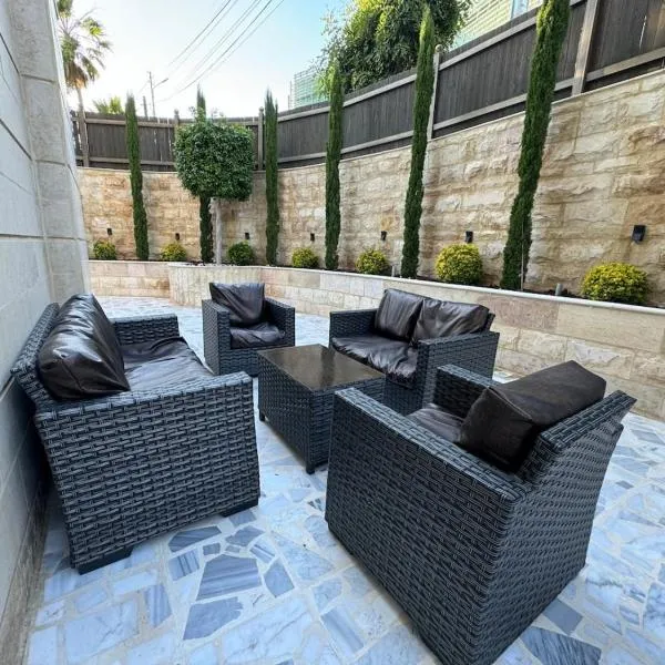 2 En-suite Rooms, Central & Garden Terrace, hotelli kohteessa Amman