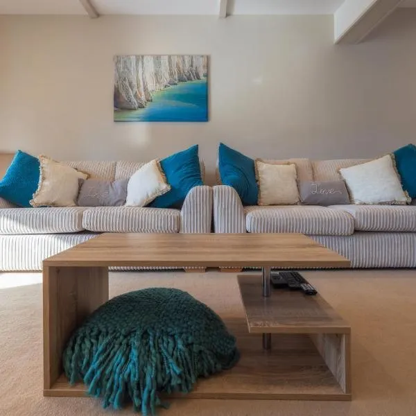 The Secret Garden - West Sussex - 3BR House with Drive, hotel in Crawley