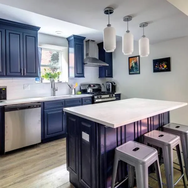 Stylish 2BR stunner in unbeatable location, hotel in Chicago