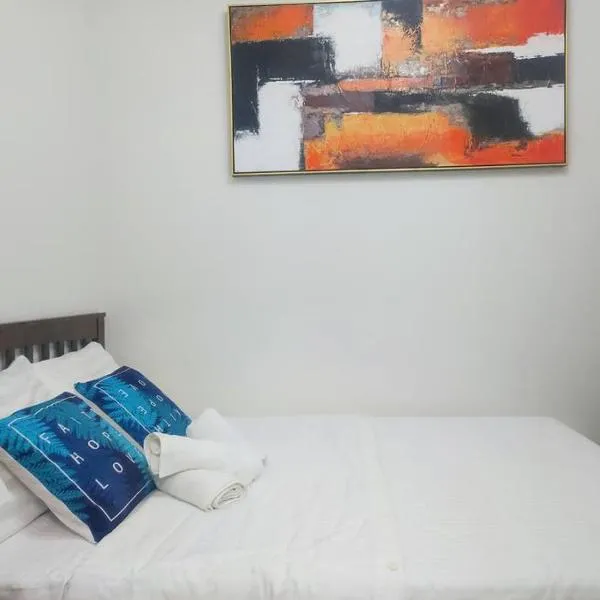 TriG Place AlmondDrive near SM Seaside with Wifi Netflix pool & parking، فندق في Tangke
