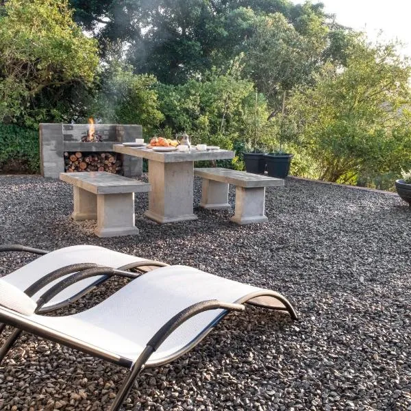 Avemore Hidden Haven - wood fired hot tub and full Backup power, khách sạn ở Stellenbosch