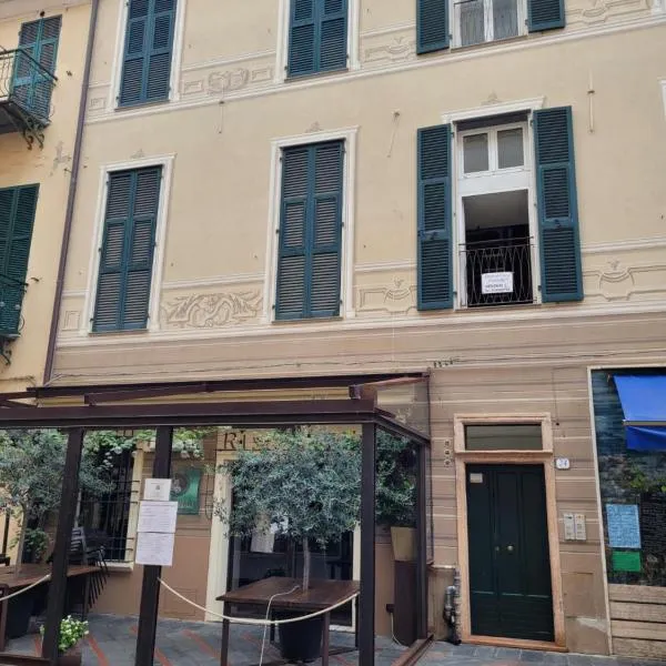 Appartamento centro storico loano con ascensore e posto auto, hotel v destinácii Loano