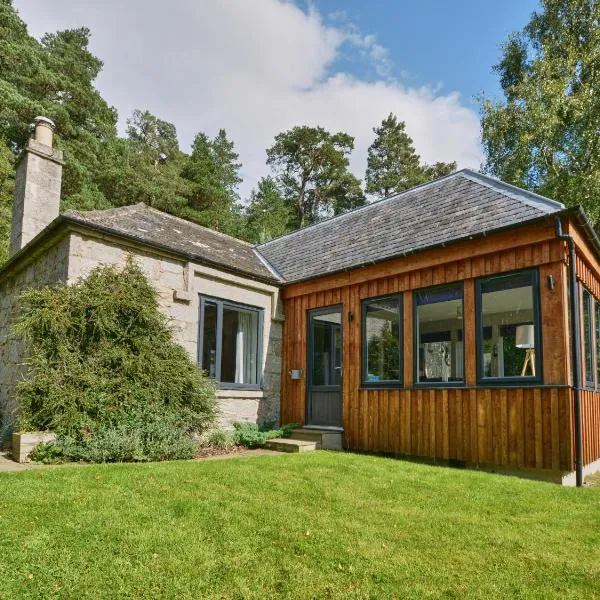Wester Curr Cottage with private indoor swim pool and hot tub, hotel in Grantown on Spey