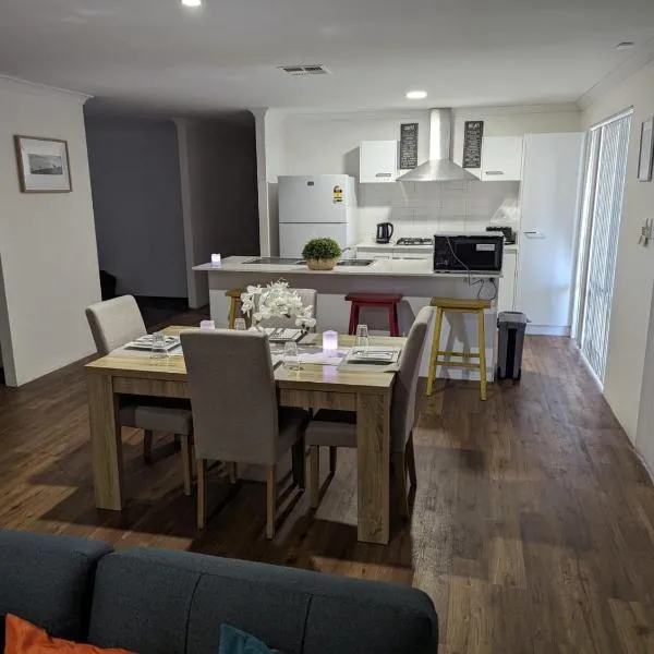 4 Bedroom Wandina Home - 5 TVs & Close to Shopping Centre, Hotel in Geraldton