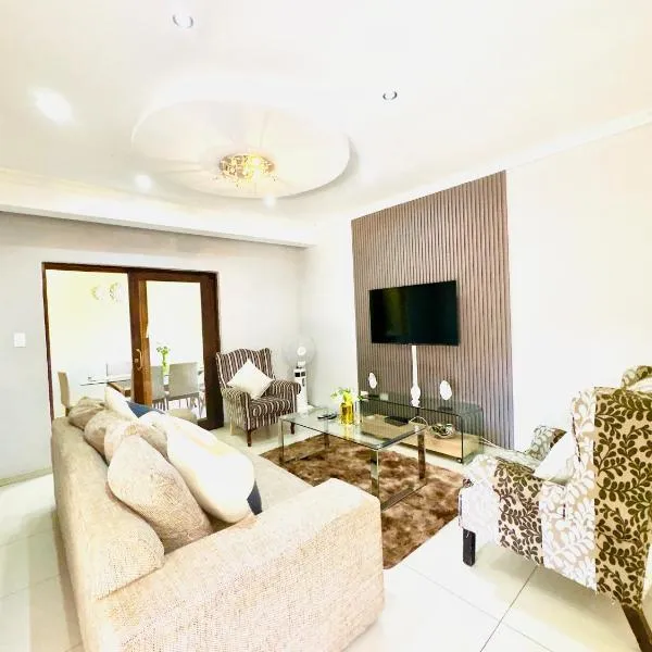 Townhouse on 6526 Boiketlo Street, Golfview, hotel in Mahikeng