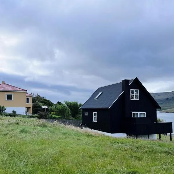 Charming 3-bedroom Home With Stunning Fjord Views, hotel em Tvøroyri