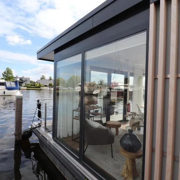 Houseboat in Lemmer with Harbor Views, hotel din Lemmer