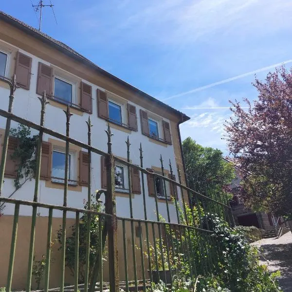 Haus Am Stadtschloss FeWo 3 Zimmer Küche Bad, hotel v destinaci Lichtenfels