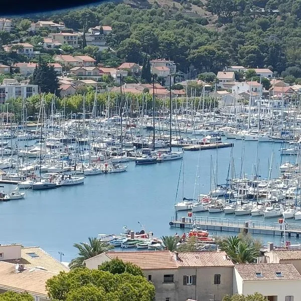 Vue magnifique sur le port, hôtel à Saint-Mandrier-sur-Mer
