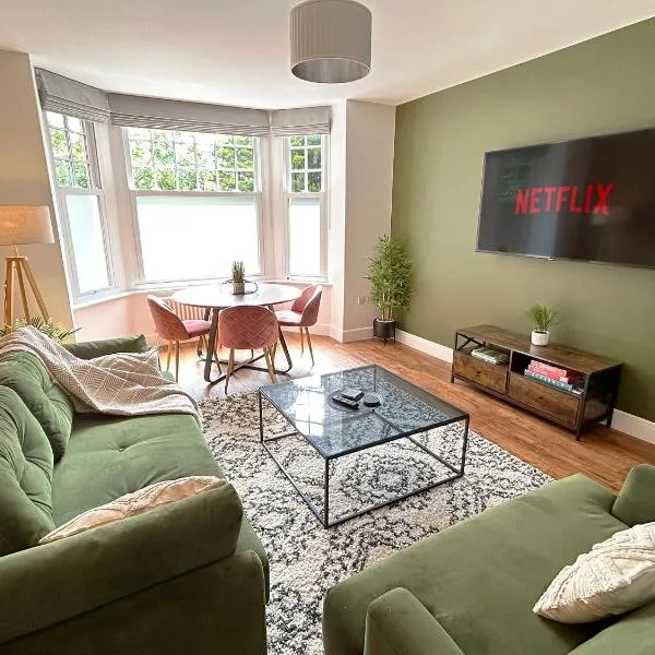 1 Bed & 1 Sofa Bed Alpine Style Ground Floor Apartment, hotel in Yeovil