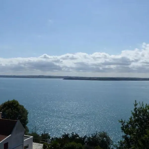 Magnifique vue mer, plage & GR34, hotel in Plérin