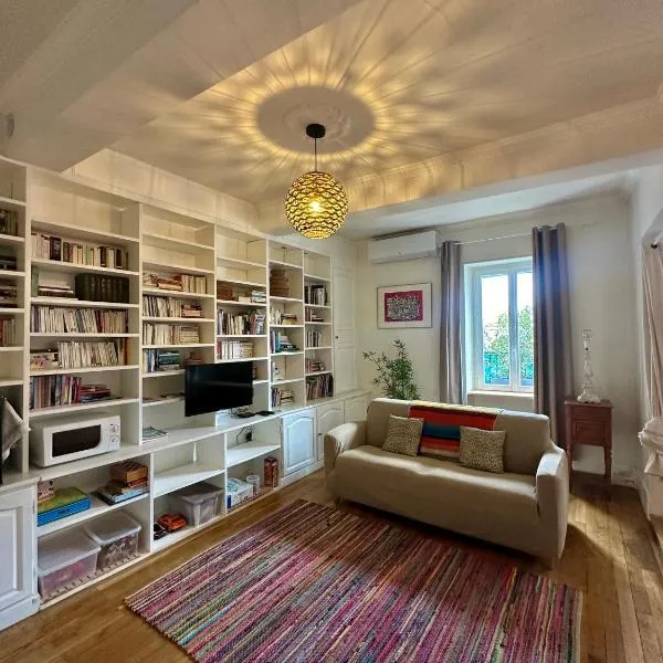 Loft calme, lumineux 58 m2 en ville parking privé, hotel v destinaci Montélimar