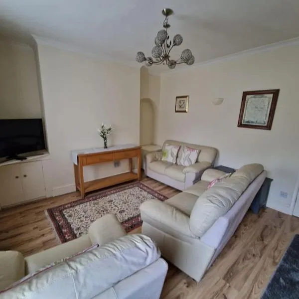 3 bed Entire Cottage in Whitchurch, Shropshire、ウィットチャーチのホテル