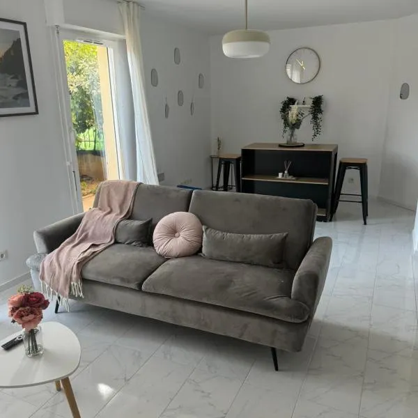 Appartement 45m2 avec Terrasse RDC & Parking inclus, hotel in Montmagny
