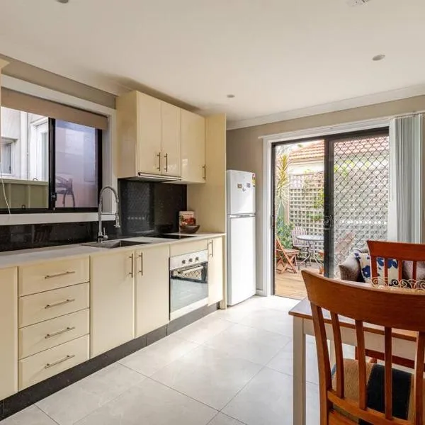 New granny flat in Narwee, khách sạn ở Narwee