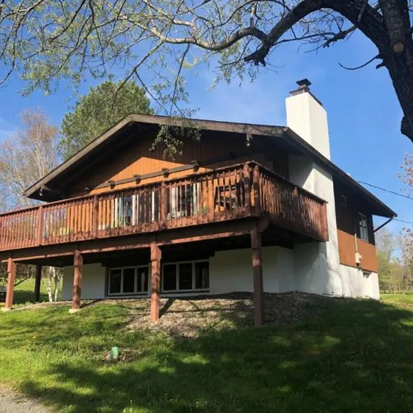 Beautiful Windham Chalet 2 minutes to the Mountain, hotel en Windham