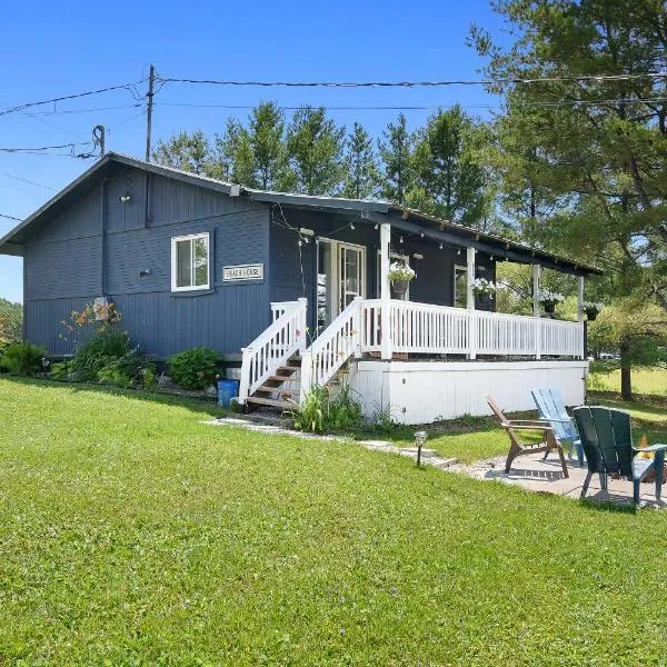 Navy Cottage on Lac Heney, hotel in Gracefield