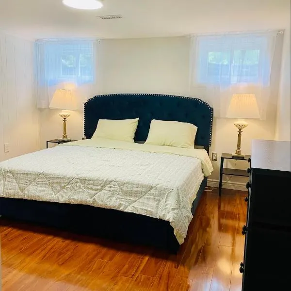 Entire Floor Privet yard King Queen bunk bed, hotel v Toronte