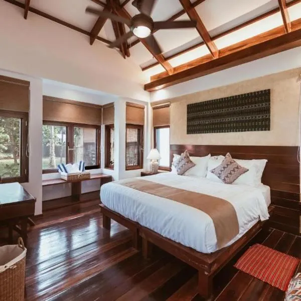 ALON CLOUD9 Beach Front, hotel in Catangnan
