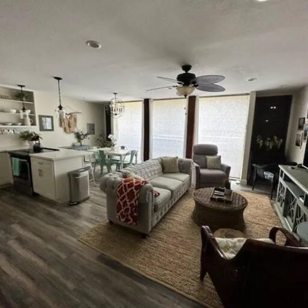 Valley Vibes and Beach Bliss Condo for Family Nomads, hotel in Waianae